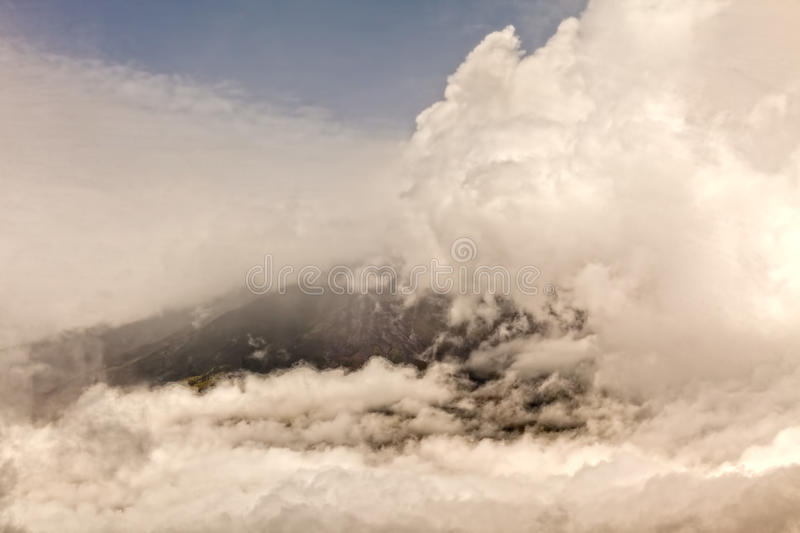 给大佬递女装!《奇迹暖暖》出改编连载漫画啦:三亿体育官网(图2) 三亿体育手机版