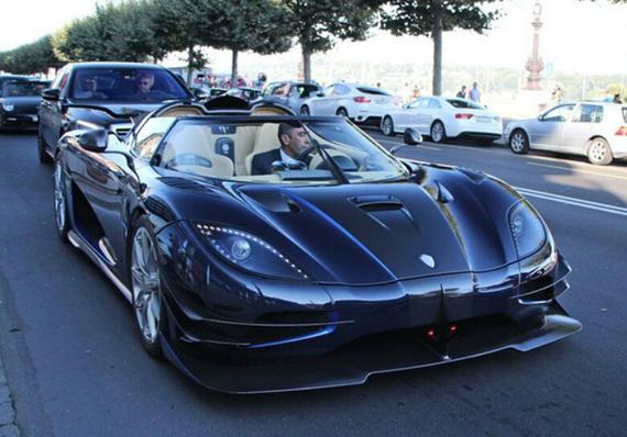 三亿体育官网_台女星办生日签书会 男粉丝脱裤露屁股求签名(图1) 三亿体育官网