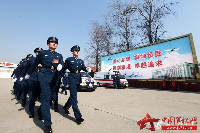 三亿体育-OPPO R15真机曝光：超视野全面屏“撞脸”iPhone X